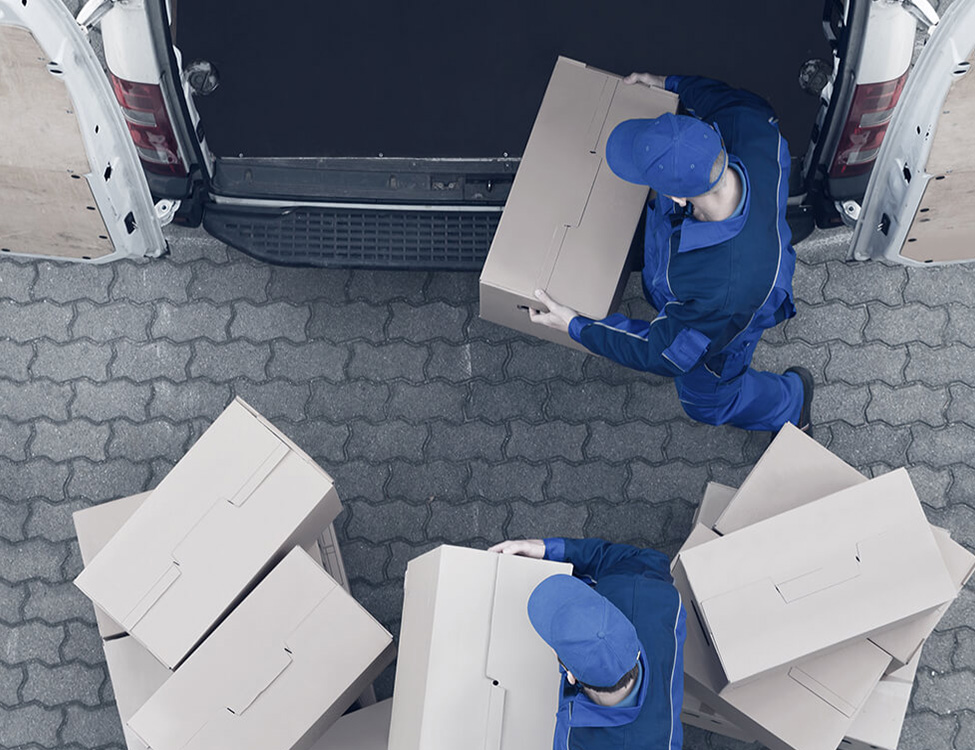 Corriere che effettua una consegna parcel